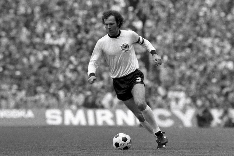 Chân sút Franz Beckenbauer trong cỗ xe tăng Đức